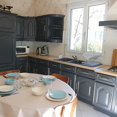 Maison Familiale A Fouras: 6 Pers, 95 M², Proche Et Centre, Jardin, Confort - Fr-1-709-43 Feriehus