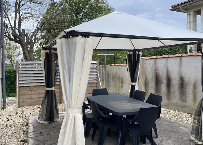 Semesterbostad Maison Familiale A Fouras: 6 Pers, 95 M², Proche Et Centre, Jardin, Confort - Fr-1-709-43