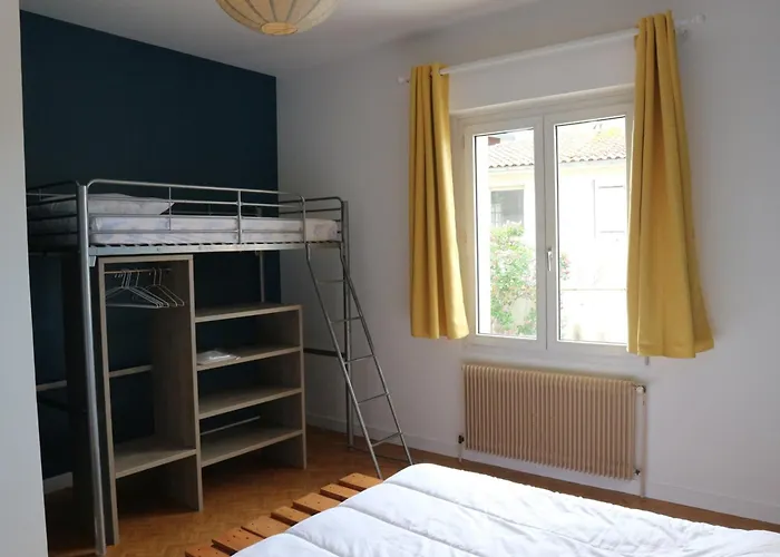 Semesterbostad Maison Familiale A Fouras: 6 Pers, 95 M², Proche Et Centre, Jardin, Confort - Fr-1-709-43