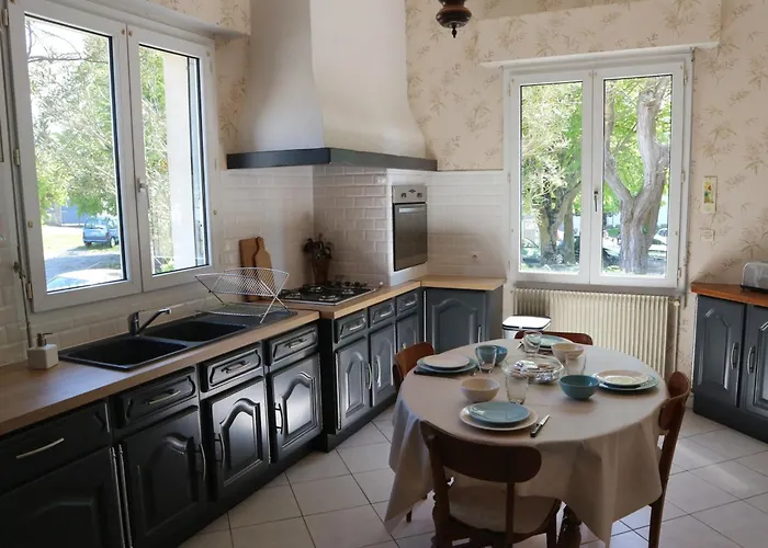 Maison Familiale A Fouras: 6 Pers, 95 M², Proche Et Centre, Jardin, Confort - Fr-1-709-43