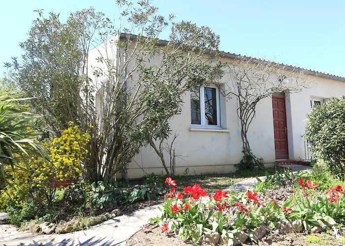 Semesterbostad Maison Familiale A Fouras: 6 Pers, 95 M², Proche Et Centre, Jardin, Confort - Fr-1-709-43 *